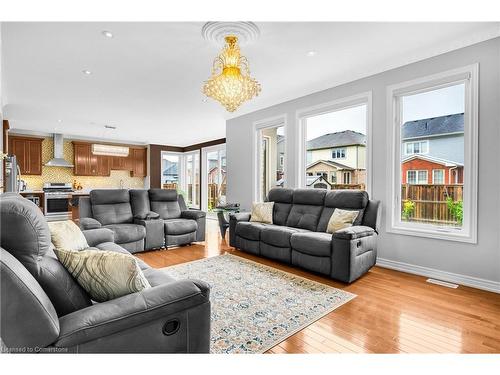 6294 St Michael Avenue, Niagara Falls, ON - Indoor Photo Showing Living Room