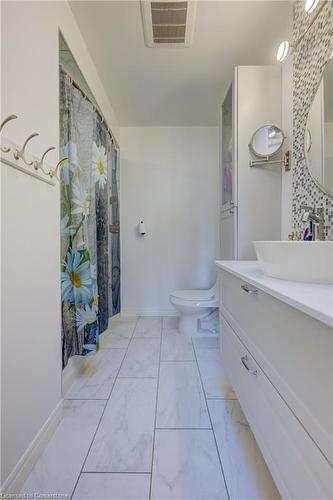 145 Cowan Boulevard, Cambridge, ON - Indoor Photo Showing Bathroom