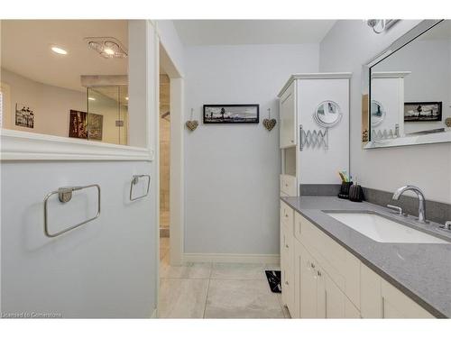 145 Cowan Boulevard, Cambridge, ON - Indoor Photo Showing Bathroom