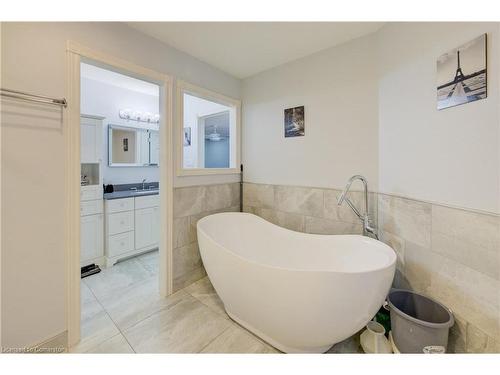 145 Cowan Boulevard, Cambridge, ON - Indoor Photo Showing Bathroom