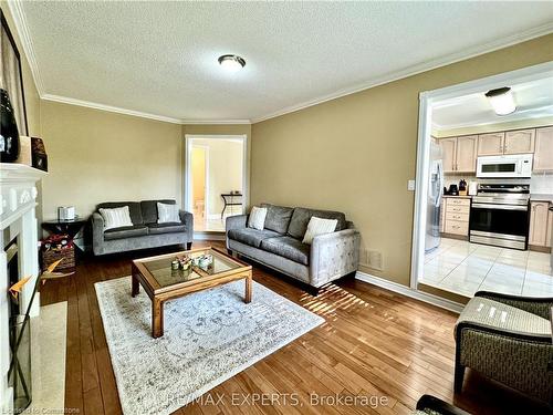 23 Kingsridge Road, Barrie, ON - Indoor Photo Showing Living Room