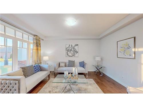 39 Hollingshead Road Road, Ingersoll, ON - Indoor Photo Showing Living Room