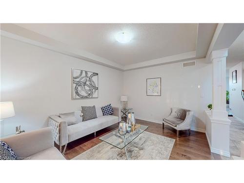 39 Hollingshead Road Road, Ingersoll, ON - Indoor Photo Showing Living Room