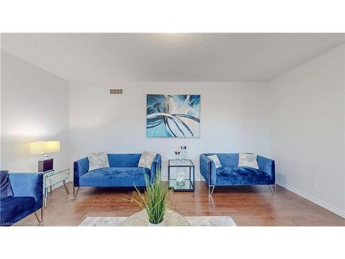 39 Hollingshead Road Road, Ingersoll, ON - Indoor Photo Showing Living Room