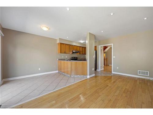 7173 Village Walk, Mississauga, ON - Indoor Photo Showing Kitchen