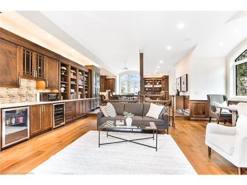 908 Bishop Place, Hamilton, ON - Indoor Photo Showing Living Room