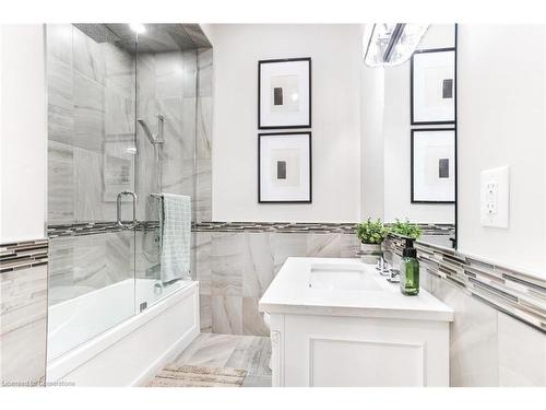 908 Bishop Place, Hamilton, ON - Indoor Photo Showing Bathroom