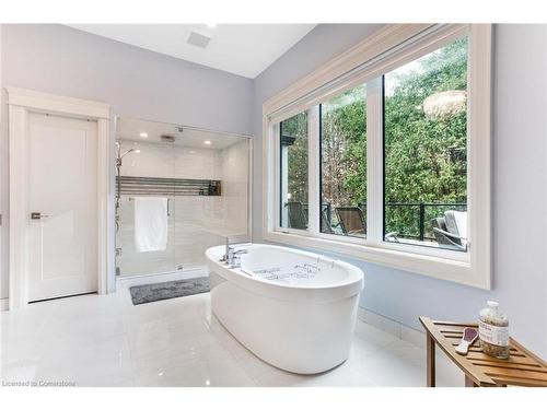 908 Bishop Place, Hamilton, ON - Indoor Photo Showing Bathroom