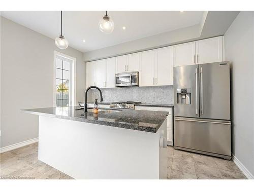 2 Hackett Street, East Gwillimbury, ON - Indoor Photo Showing Kitchen With Upgraded Kitchen