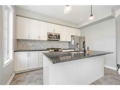 2 Hackett Street, East Gwillimbury, ON - Indoor Photo Showing Kitchen With Upgraded Kitchen