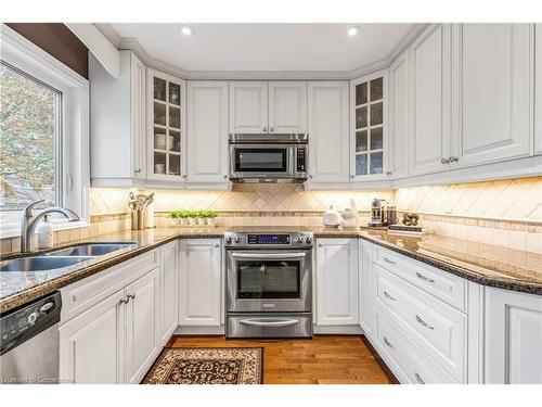 1601 Wintergrove Gardens, Mississauga, ON - Indoor Photo Showing Kitchen With Double Sink With Upgraded Kitchen