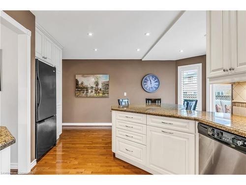 1601 Wintergrove Gardens, Mississauga, ON - Indoor Photo Showing Kitchen