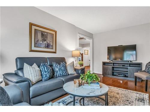 1601 Wintergrove Gardens, Mississauga, ON - Indoor Photo Showing Living Room