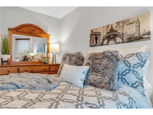 1601 Wintergrove Gardens, Mississauga, ON - Indoor Photo Showing Bedroom