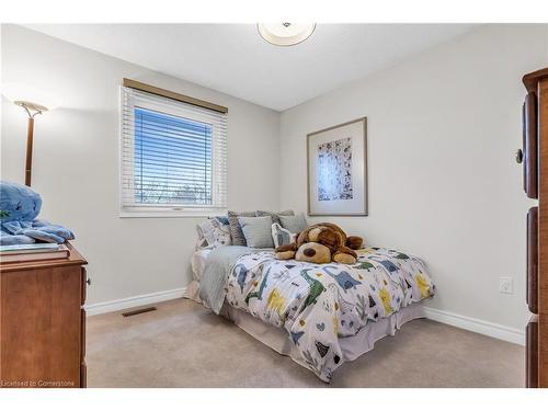 1601 Wintergrove Gardens, Mississauga, ON - Indoor Photo Showing Bedroom