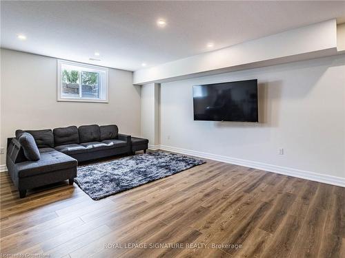 11 Whitcombe Way, Puslinch, ON - Indoor Photo Showing Living Room