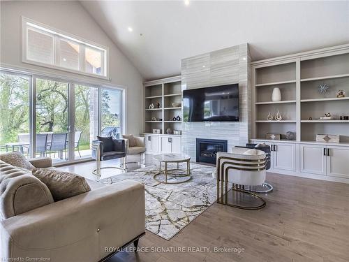 11 Whitcombe Way, Puslinch, ON - Indoor Photo Showing Living Room With Fireplace