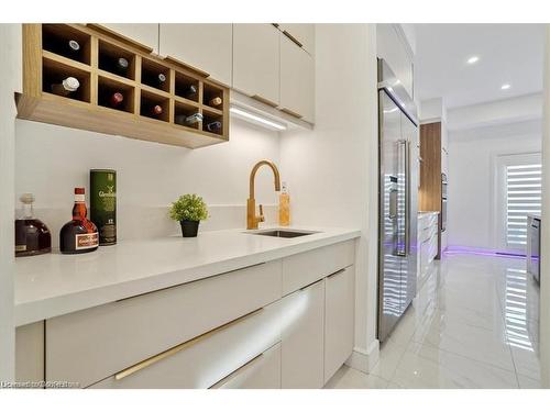 166 Concession Street, Hamilton, ON - Indoor Photo Showing Kitchen