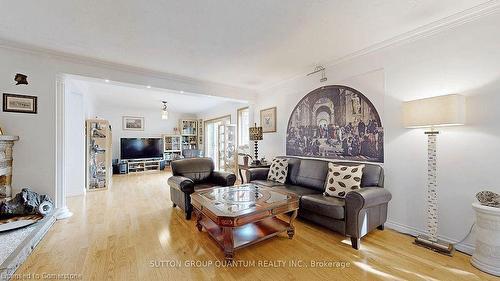 1842 Christopher Road, Mississauga, ON - Indoor Photo Showing Living Room