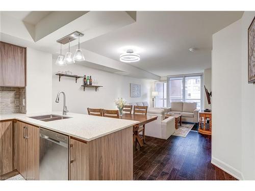 407-4080 Living Arts Drive, Mississauga, ON - Indoor Photo Showing Kitchen With Double Sink With Upgraded Kitchen