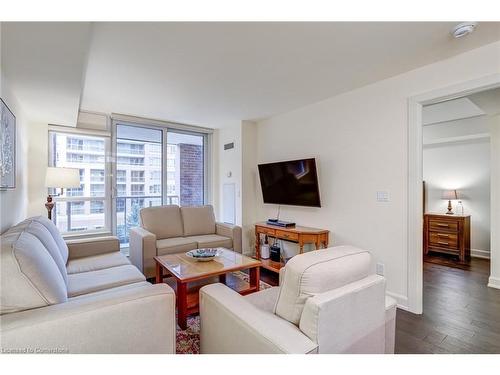 407-4080 Living Arts Drive, Mississauga, ON - Indoor Photo Showing Living Room