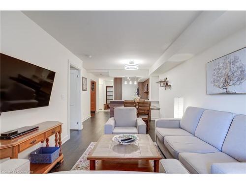 407-4080 Living Arts Drive, Mississauga, ON - Indoor Photo Showing Living Room