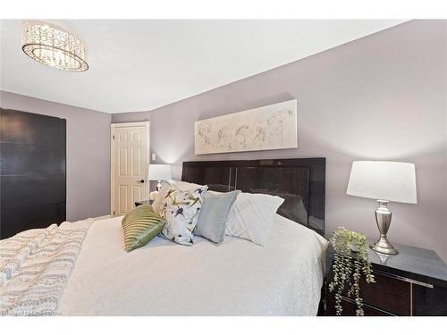 1639 Glen Rutley Circle, Mississauga, ON - Indoor Photo Showing Bedroom