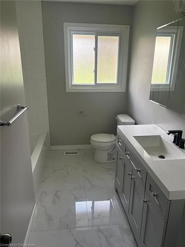 Upper-196 Gladstone Avenue, London, ON - Indoor Photo Showing Bathroom