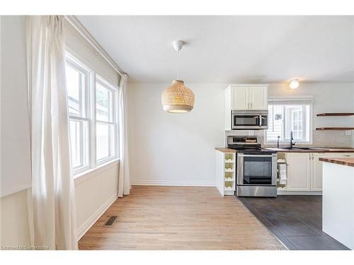 31 Shakespeare Avenue, Niagara-On-The-Lake, ON - Indoor Photo Showing Kitchen With Double Sink