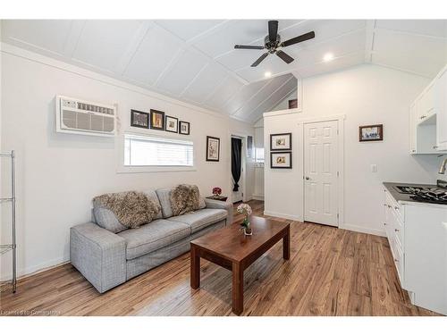 31 Shakespeare Avenue, Niagara-On-The-Lake, ON - Indoor Photo Showing Living Room