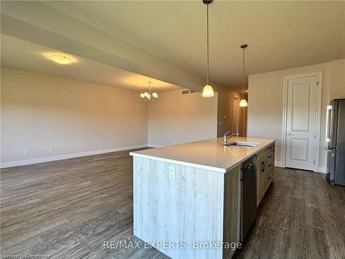 11-32 Faith St Street, Cambridge, ON - Indoor Photo Showing Kitchen