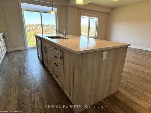 11-32 Faith St Street, Cambridge, ON - Indoor Photo Showing Kitchen