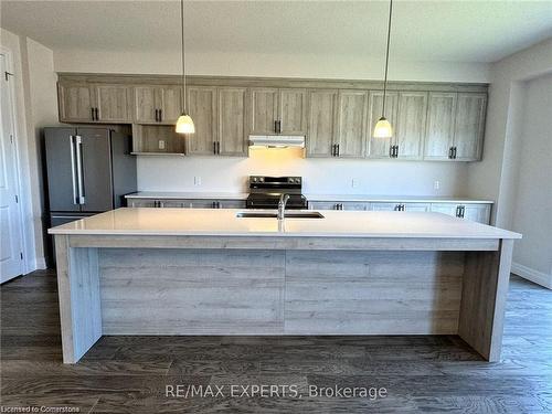 11-32 Faith St Street, Cambridge, ON - Indoor Photo Showing Kitchen With Double Sink