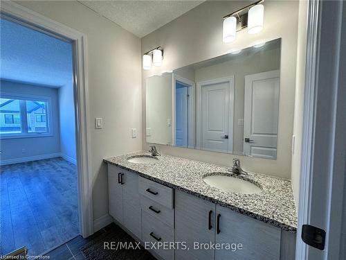 11-32 Faith St Street, Cambridge, ON - Indoor Photo Showing Bathroom