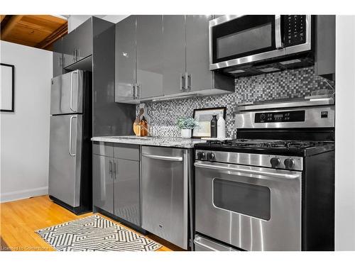 113-993 Queen Street W, Toronto, ON - Indoor Photo Showing Kitchen