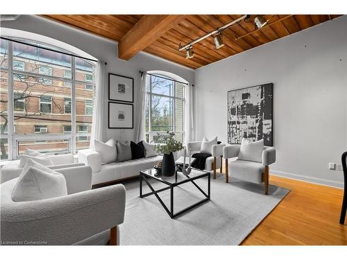 113-993 Queen Street W, Toronto, ON - Indoor Photo Showing Living Room