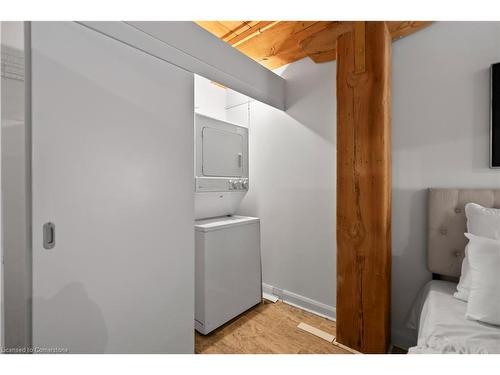 113-993 Queen Street W, Toronto, ON - Indoor Photo Showing Laundry Room