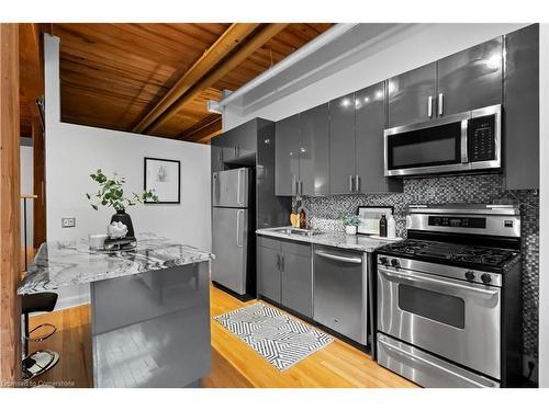 113-993 Queen Street W, Toronto, ON - Indoor Photo Showing Kitchen