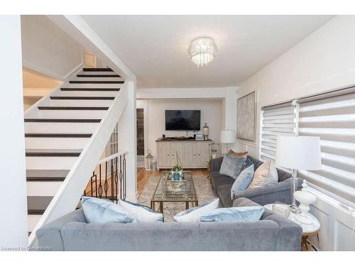 252 Walter Avenue N, Hamilton, ON - Indoor Photo Showing Living Room