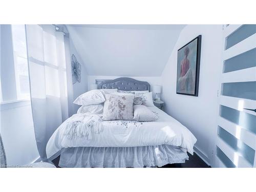 252 Walter Avenue N, Hamilton, ON - Indoor Photo Showing Bedroom