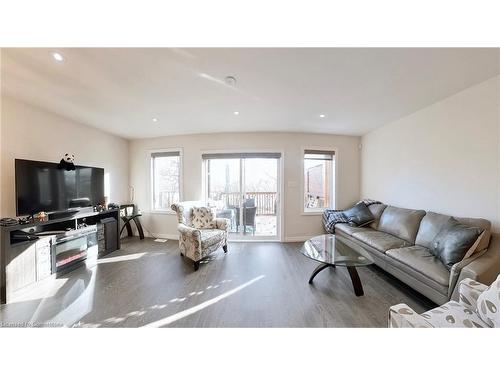 3-135 Hardcastle Drive, Cambridge, ON - Indoor Photo Showing Living Room