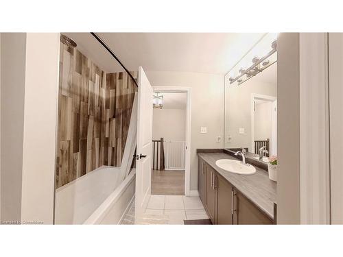 3-135 Hardcastle Drive, Cambridge, ON - Indoor Photo Showing Bathroom