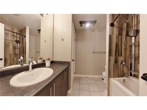 3-135 Hardcastle Drive, Cambridge, ON - Indoor Photo Showing Bathroom