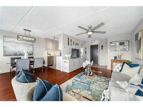 907-2 Glamorgan Avenue, Toronto, ON - Indoor Photo Showing Living Room