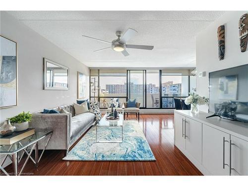 907-2 Glamorgan Avenue, Toronto, ON - Indoor Photo Showing Living Room