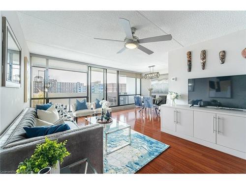 907-2 Glamorgan Avenue, Toronto, ON - Indoor Photo Showing Living Room