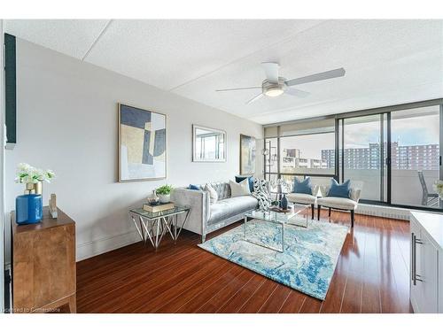 907-2 Glamorgan Avenue, Toronto, ON - Indoor Photo Showing Living Room