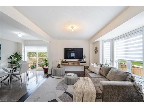 89 Todd Crescent, Grey, ON - Indoor Photo Showing Living Room