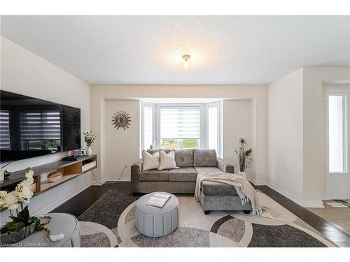 89 Todd Crescent, Grey, ON - Indoor Photo Showing Living Room