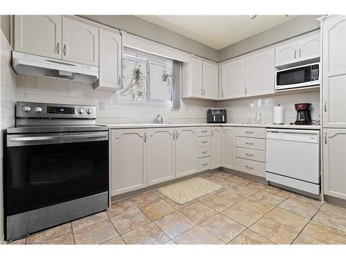 20-32 Glenburn Court, Hamilton, ON - Indoor Photo Showing Kitchen